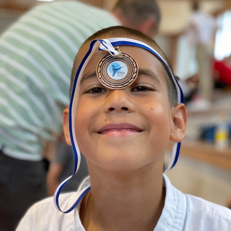Colin McGuinness at the Zürcher Kantonalmeisterschaft 2022 Colin McGuinness showing his bronze medal at the Zürcher Kantonalmeisterschaft 2022